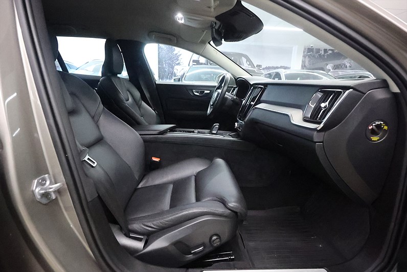 Volvo V60 Cross Country B4 AWD 197hk Momentum H/K Drag
