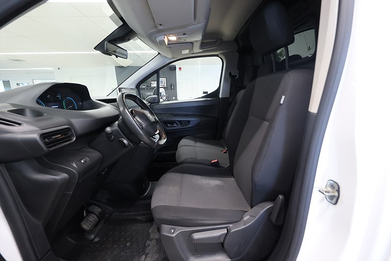 Peugeot e-Partner 136hk L2 V-Inrett Drag Värmare Navi CarPlay MOMS