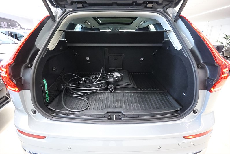 Volvo XC60 Recharge T6 AWD 350hk Core Pano Keyless Navi Drag