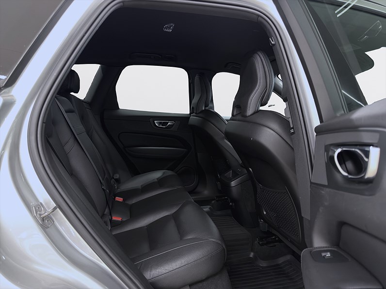 Volvo XC60 B4 AWD 197hk R-Design H/K Drag B-Kamera Läder