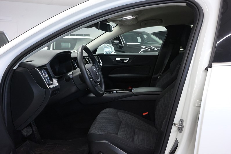 Volvo V60 Recharge T6 AWD 350hk Navi Värmare Drag Keyless