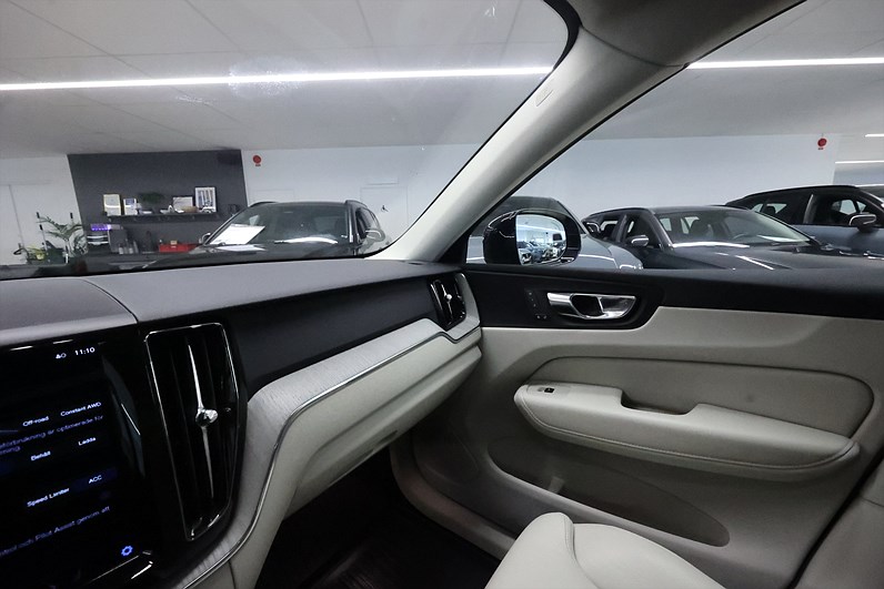 Volvo XC60 Recharge T8 AWD 456hk Plus Dark Pano 360 Drag