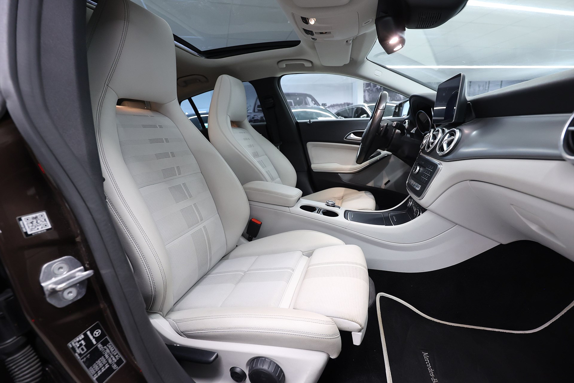Mercedes-Benz CLA 250 4MATIC 211hk B-kamera H/K Pano Keyless