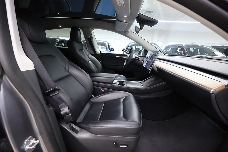 Tesla Model Y Long Range AWD 514hk Pano Navi Läder