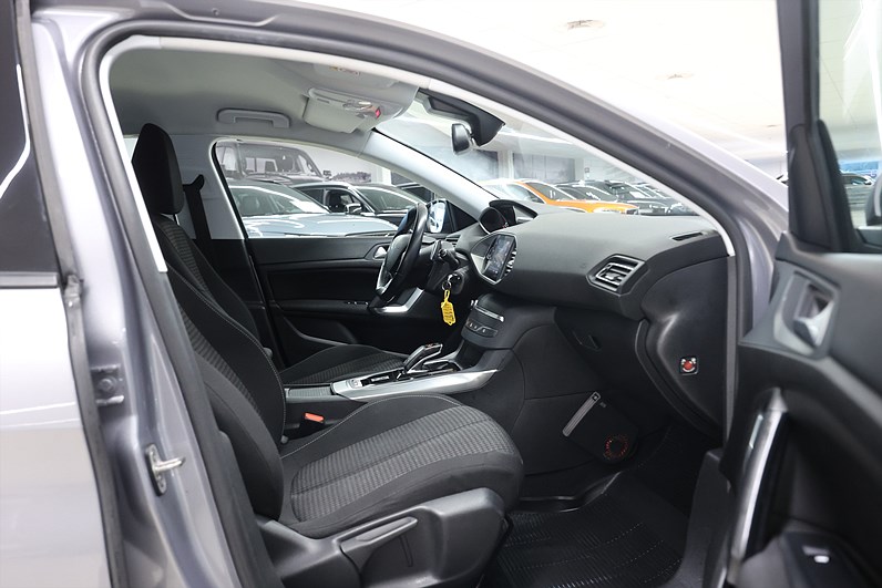 Peugeot 308 1.5 BlueHDi 130hk *Hjulkampanj!* Active PDC Värmare