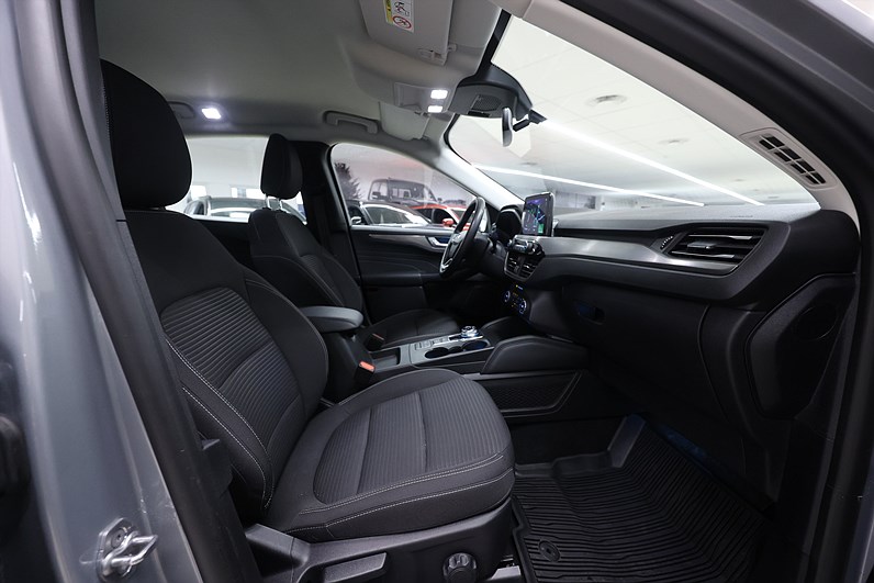 Ford Kuga Hybrid AWD 190hk *Hjulkampanj!* Sync 4 Navi B-kamera MOMS