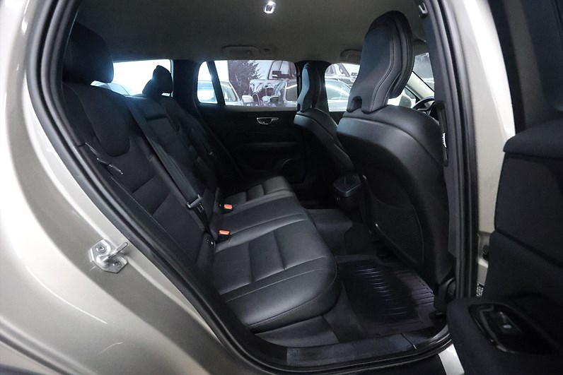 Volvo V60 Cross Country B4 AWD 197hk Momentum H/K Drag