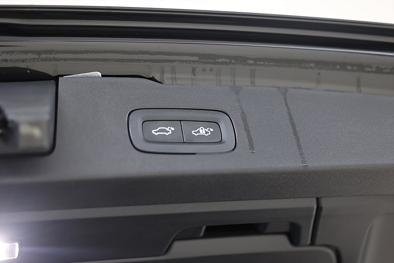 Volvo V60 Recharge T6 AWD 350hk Plus Dark Värmare B-kamera Navi