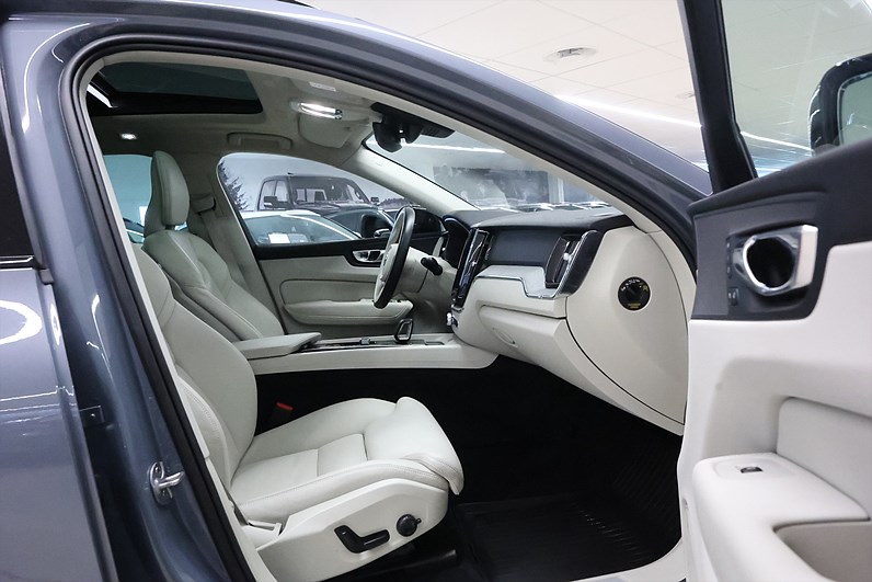 Volvo XC60 Recharge T8 AWD 456hk Plus Dark Pano 360 Drag