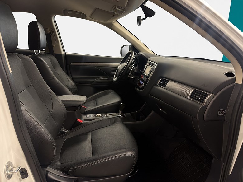 Mitsubishi Outlander DI-D 4WD 7-sits Drag Kamera 2015, vit – bild 19 av 23, begagnad hos Niber i Järfälla