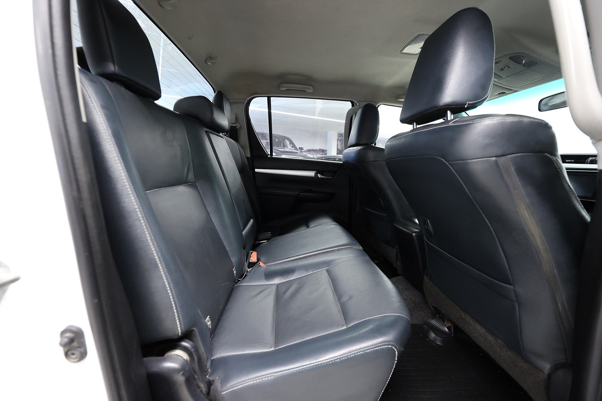 Toyota Hilux 2.4 AWD 150hk Drag B-kamera Värmare Skinn MOMS