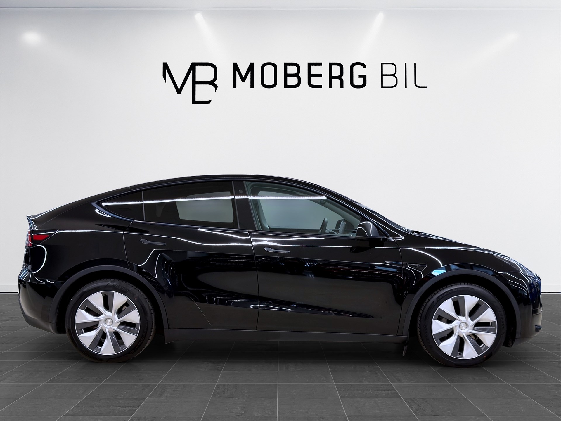 Tesla Model Y Standard Range 299hk Helg på Moberg!  Pano Läder Navi B-Kamera