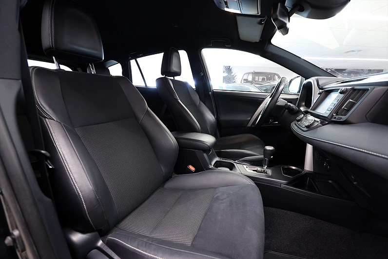 Toyota RAV4 Hyrbid 197hk X-Edition B-kamera Drag MOMS