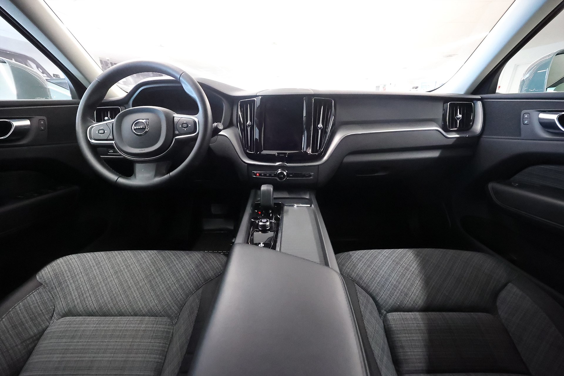 Volvo XC60 Recharge T6 AWD 350hk Core Pano Keyless Navi Drag