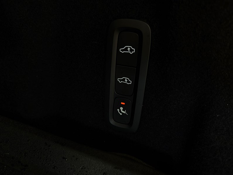 Volvo XC60 Recharge T6 350hk Ultra Black Edition HUD B&W 360