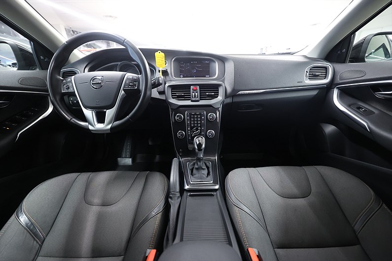 Volvo V40 Cross Country D3 150hk Momentum Värmare BLIS