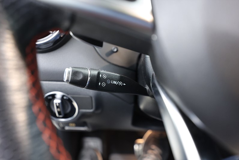 Mercedes-Benz GLA 250 4M AMG Line Pano B-kamera Navi
