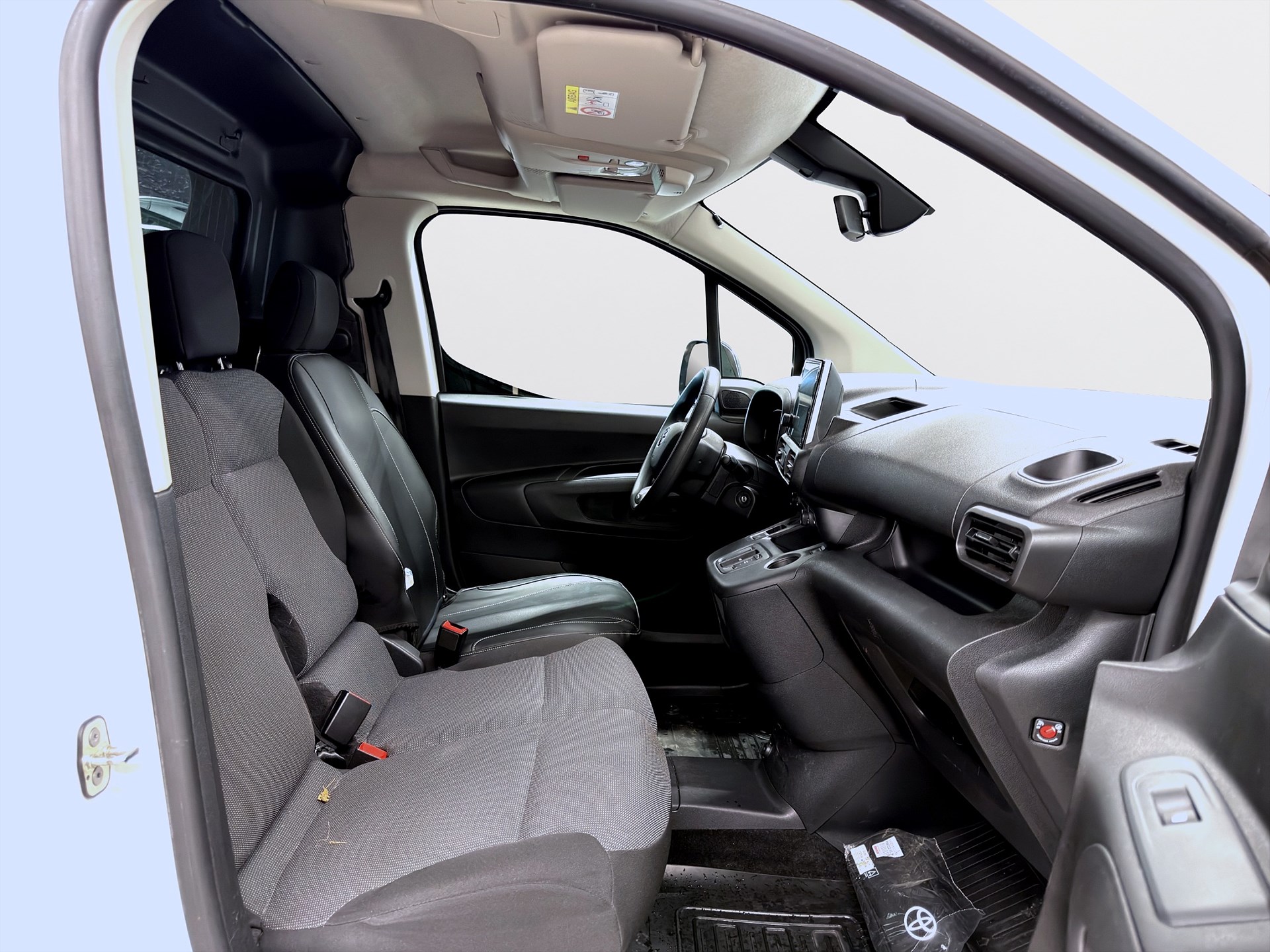 Toyota ProAce City Electric 50 kWh 136hk Helg på Moberg! V-inrett Drag Navi