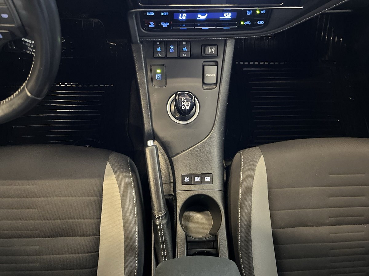 Toyota Auris Hybrid e-CVT, 136hk, 2017