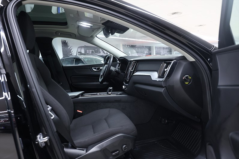 Volvo XC60 Recharge T6 AWD 340hk Momentum Pano Drag