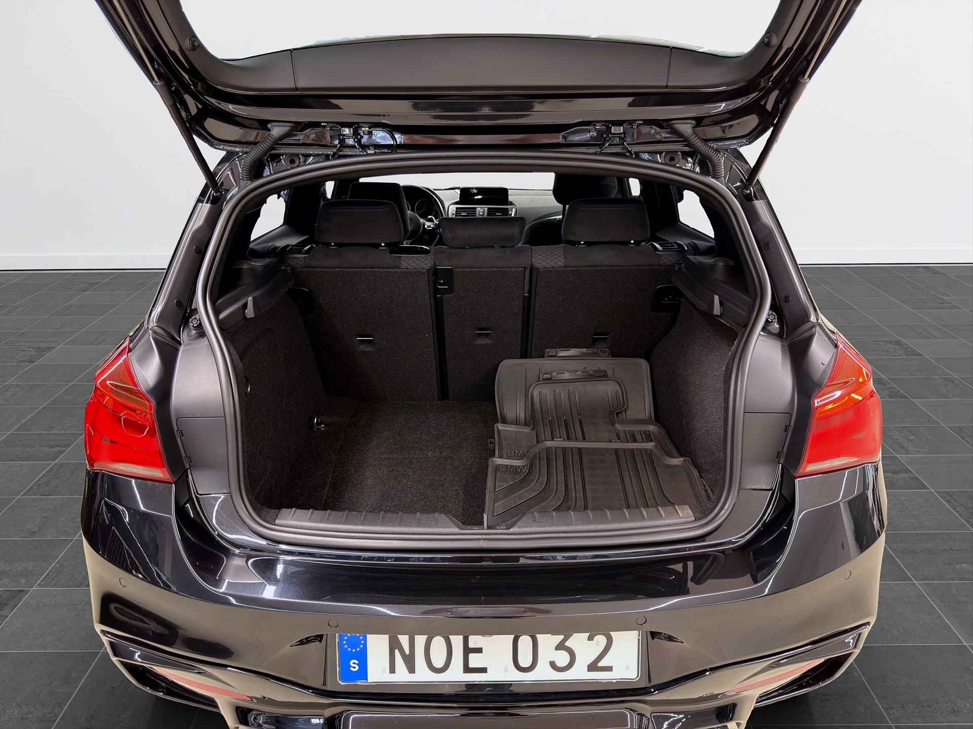 BMW M135i xDrive 5-dörrars 326hk M sport H/K Navi B-Kamera PDC