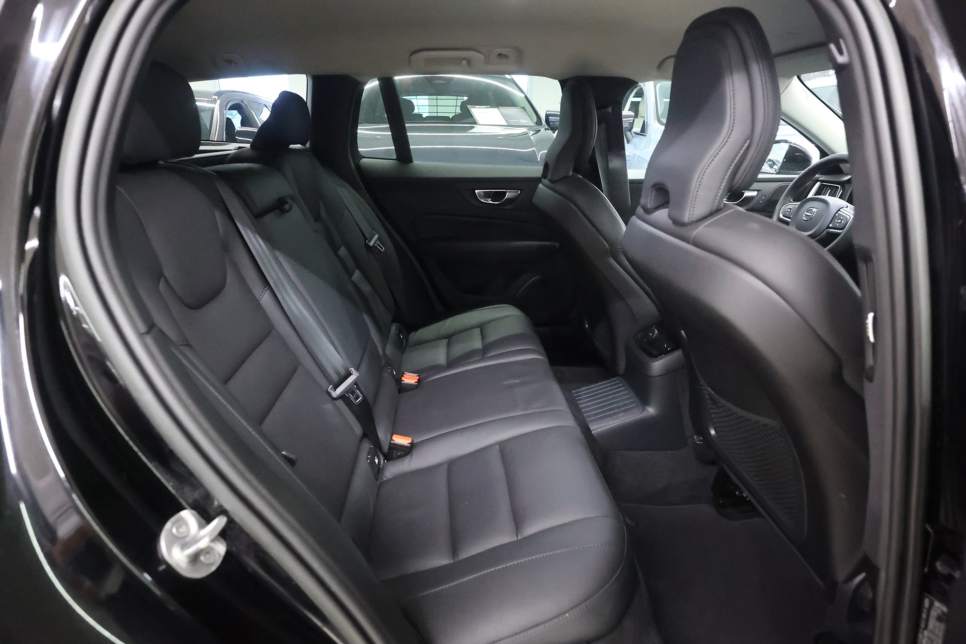 Volvo V60 Recharge T6 AWD 350hk Core H/K Läder Keyless Navi Drag