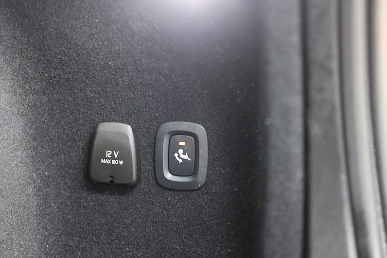 Volvo V60 Recharge T6 AWD 350hk Core Bright Skinn Drag