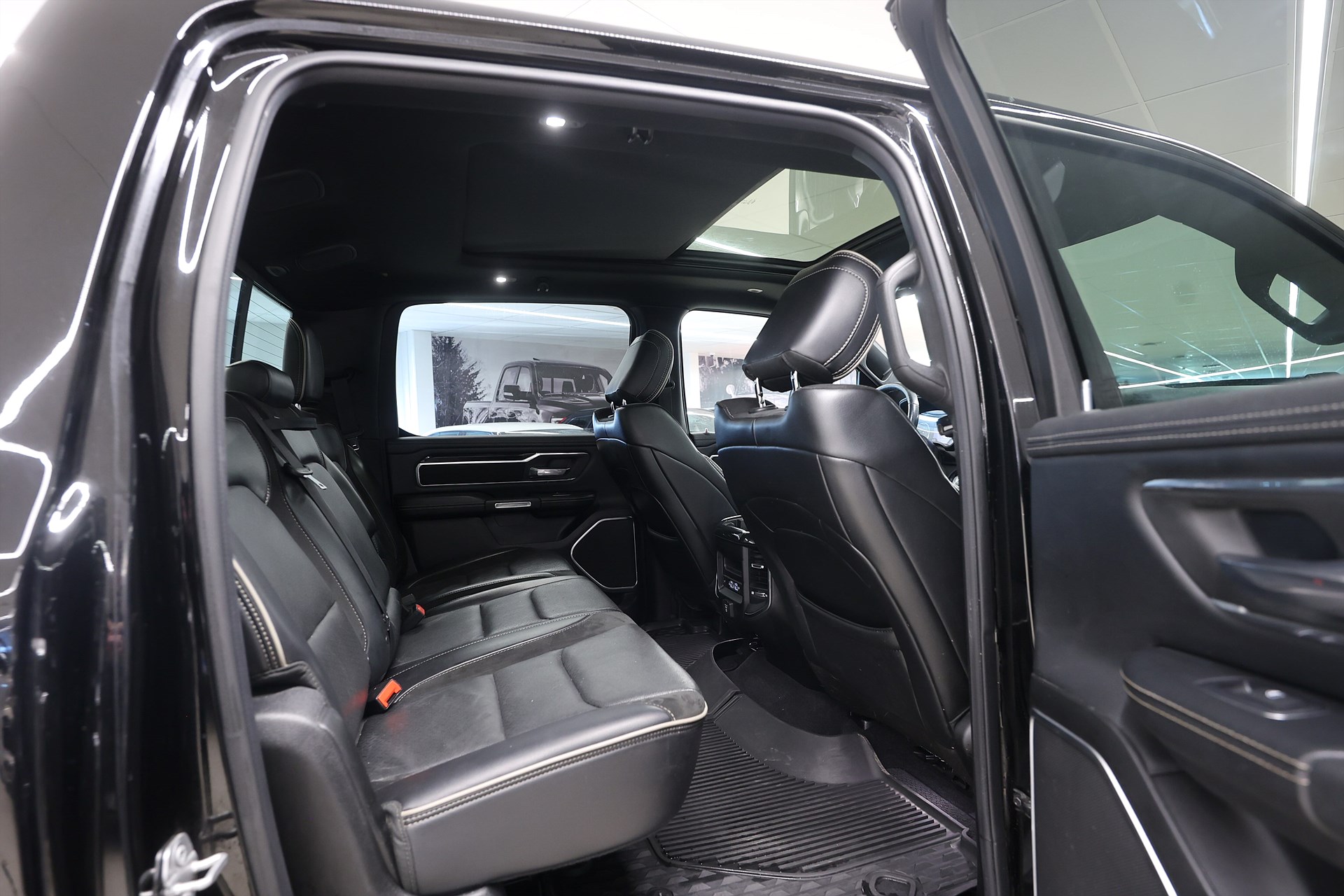 Dodge Ram 1500 Crew Cab 5.7 V8 HEMI 4x4 395hk Laramie LVL 2