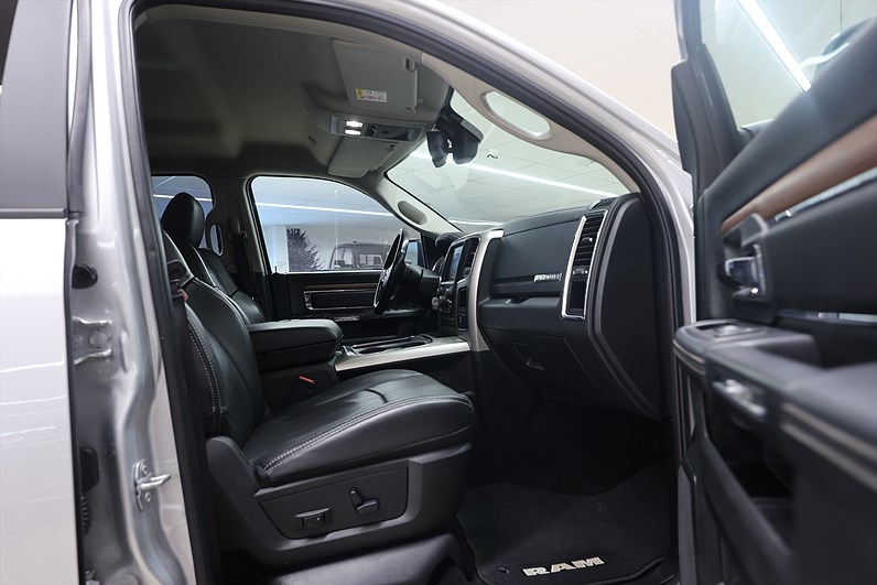 RAM 1500 Crew Cab 5.7 V8 4x4 Laramie Ram Box MOMS