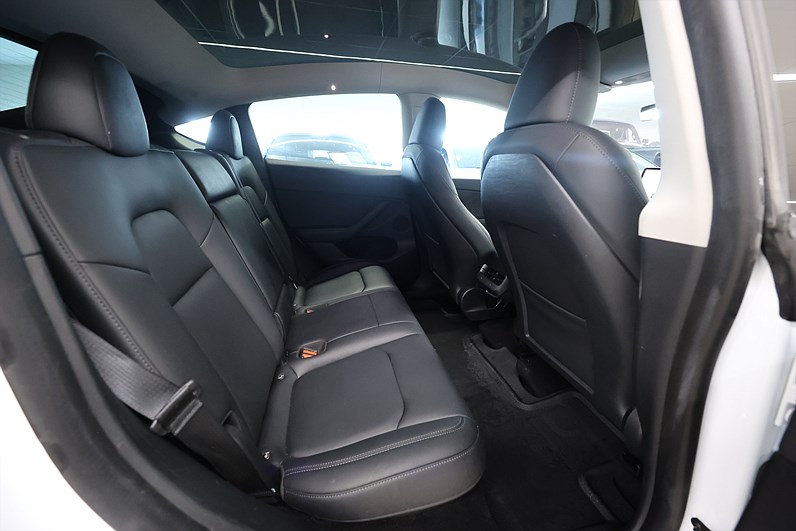 Tesla Model Y Standard Range 299hk Pano Läder Navi Drag B-Kamera