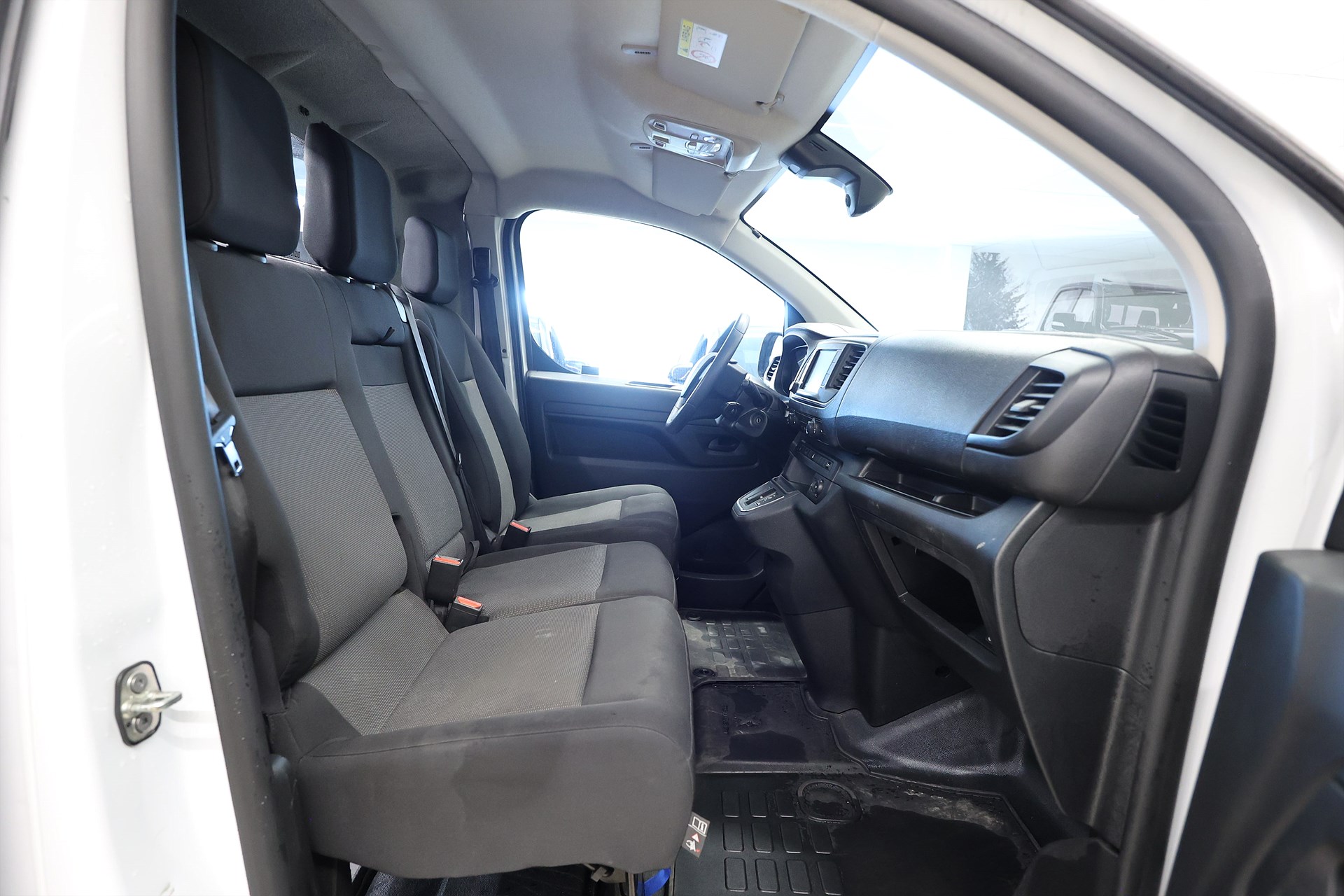 Peugeot e-Expert 75 136hk V-Inrett Drag CarPlay 3-Sits B-Kamera