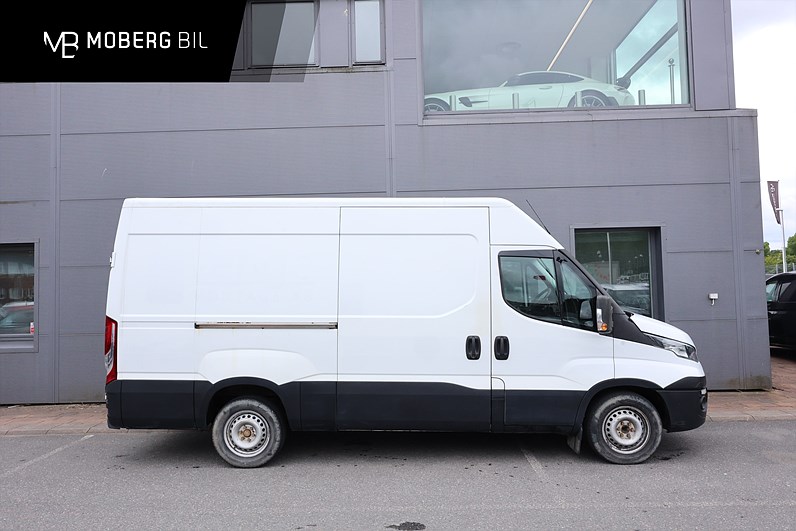 Iveco Daily 35-130 Skåpbil 2.3 JTD Hi-Matic 126hk Värmare 3 sits