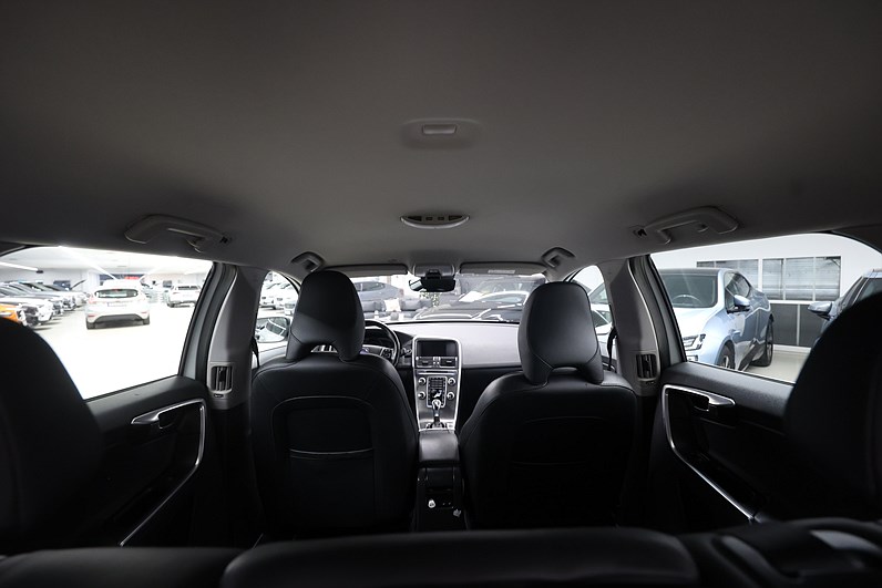 Volvo XC60 D4 AWD 181hk *Hjulkampanj!* Summum B-kamera Värmare