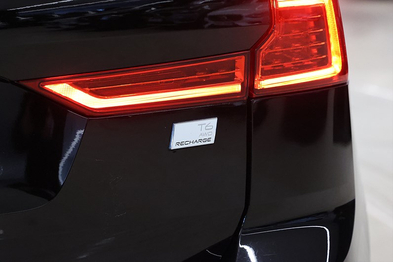 Volvo XC60 Recharge T6 AWD 340hk Momentum Pano Navi Drag