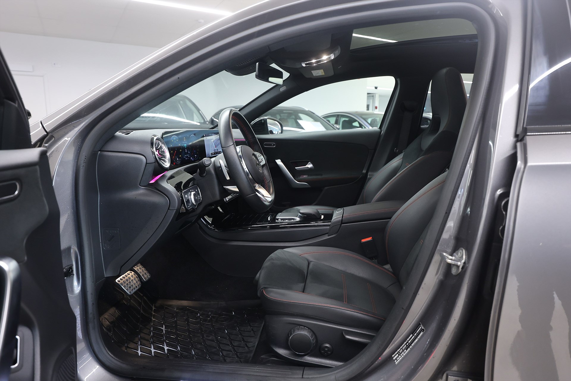 Mercedes-Benz A 250 e 218hk AMG Line Pano Värmare Keyless