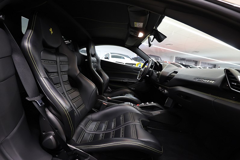 Ferrari 488 GTB 3.9 V8 670hk Kolfiber Giallo Svensksåld