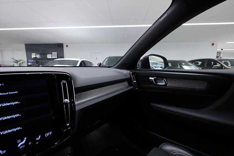 Volvo XC40 D3 150hk R-Design Värmare B-kamera Drag Navi