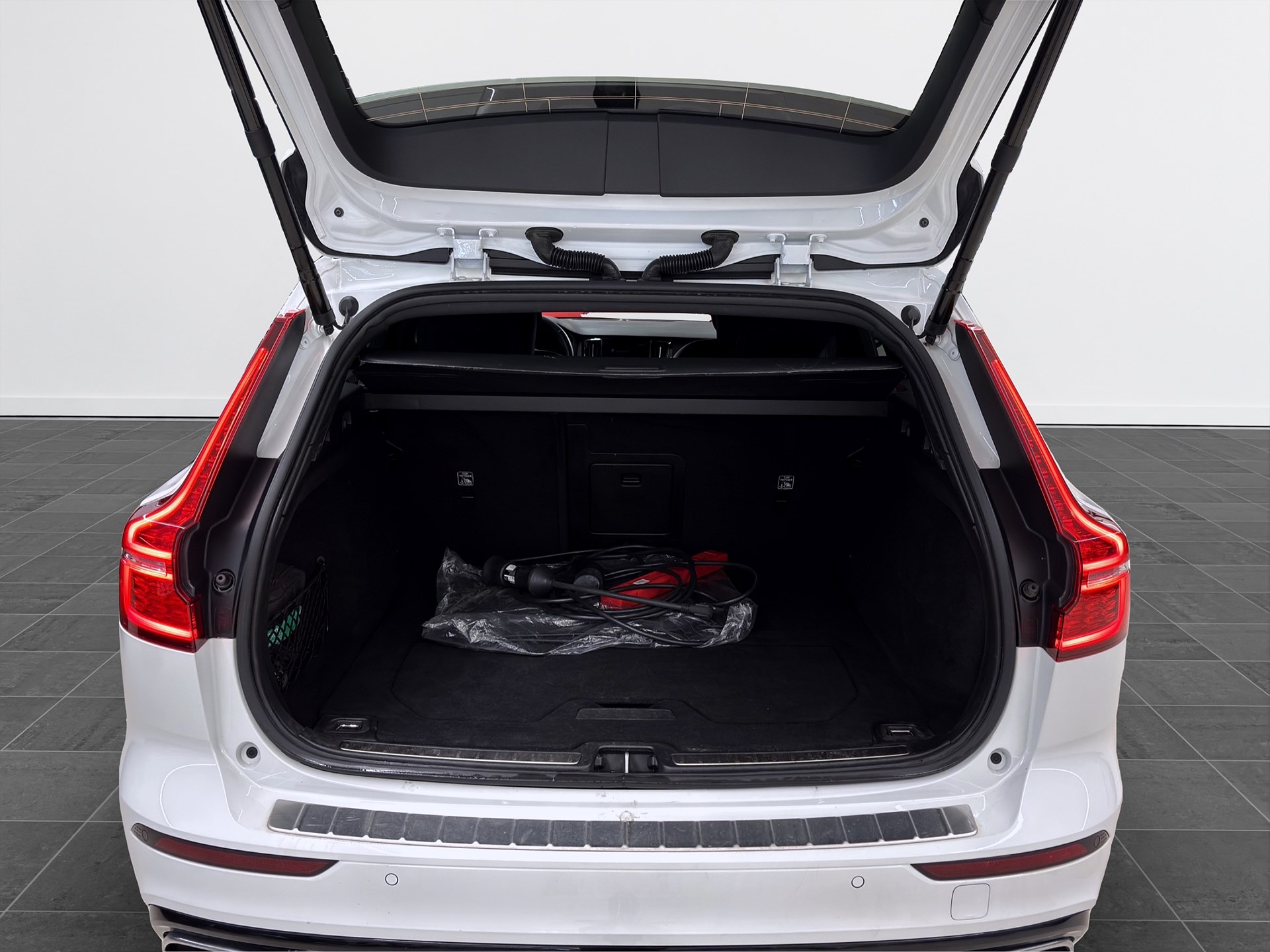 Recharge T6 AWD 341hk R-Design Navi Drag B-Kamera