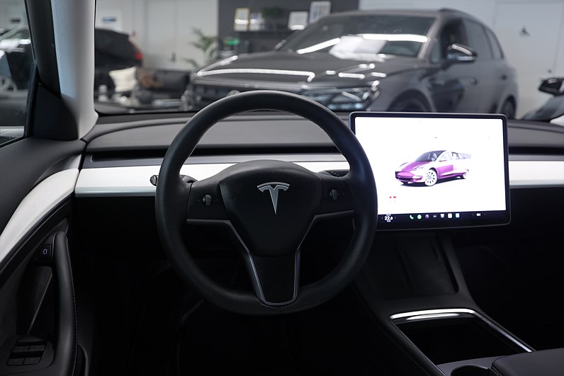 Tesla Model 3 Long Range AWD 440hk AP Pano Läder Navi Drag
