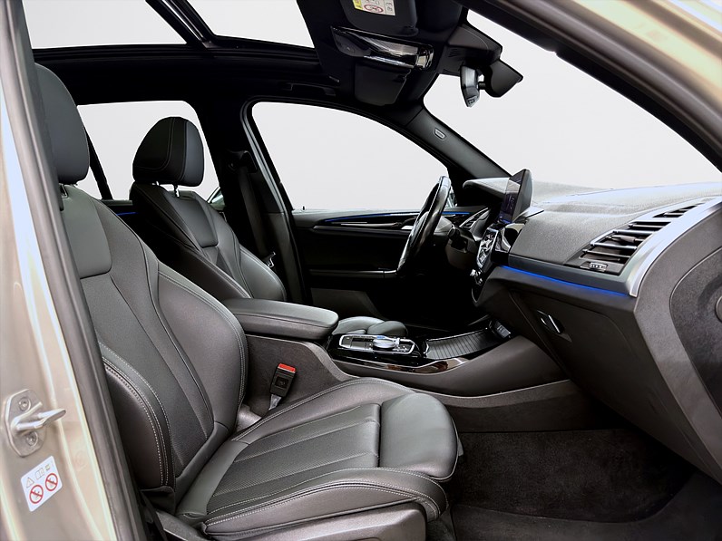 BMW iX3 286hk M Sport Charged Pano Navi Drag B-kamera