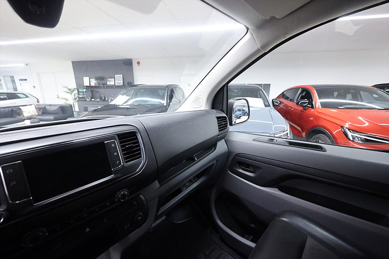 Citroën Jumpy Van 2.0 BlueHDi 177hk L2 Värmare Drag MOMS