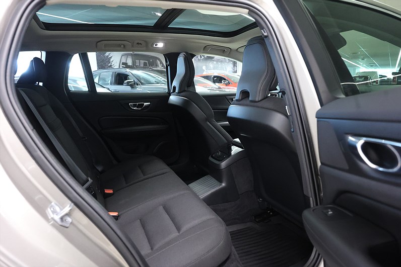 Volvo V60 Recharge T6 AWD 340hk Momentum Pano H/K Keyless