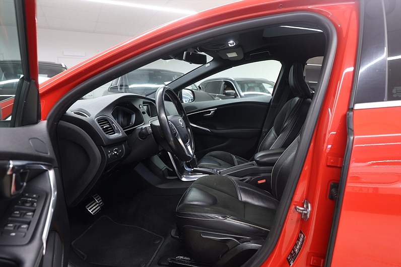 Volvo V40 D2 120hk R-Design Pano PDC Drag Värmare