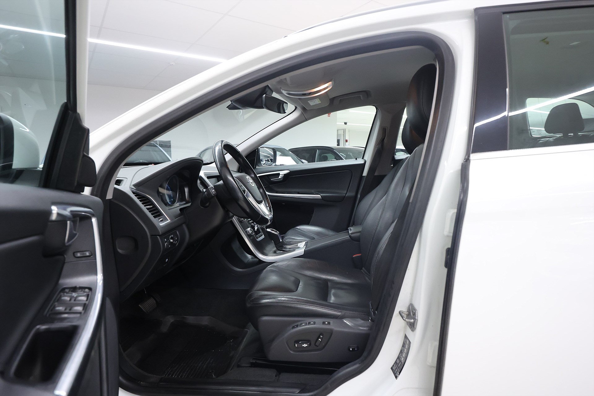 Volvo XC60 D4 AWD 181hk *Hjulkampanj!* Summum B-kamera Värmare