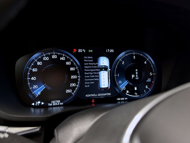 Volvo XC60 B4 AWD 197hk Momentum Adv Drag B-Kamera Läder