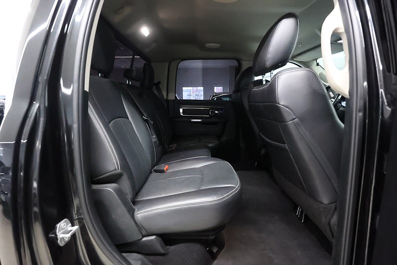 RAM 1500 Crew Cab 5.7 V8 4x4 395hk Laramie Alpine Läder Drag