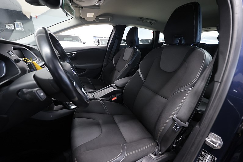 Volvo V40 D2 115hk Momentum Drag Värmare VOC PDC