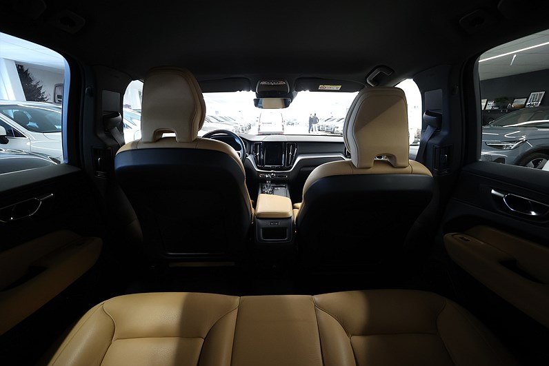 Volvo XC60 T5 250hk Momentum Keyless Läder Navi Värmare B-Kamera