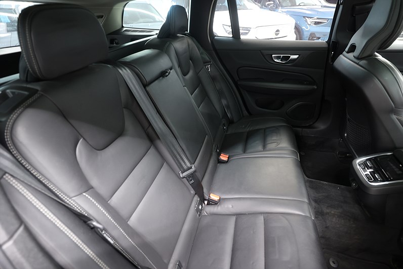 Volvo V60 B3 163hk Inscription H/K HUD Pano Massage 360 Drag
