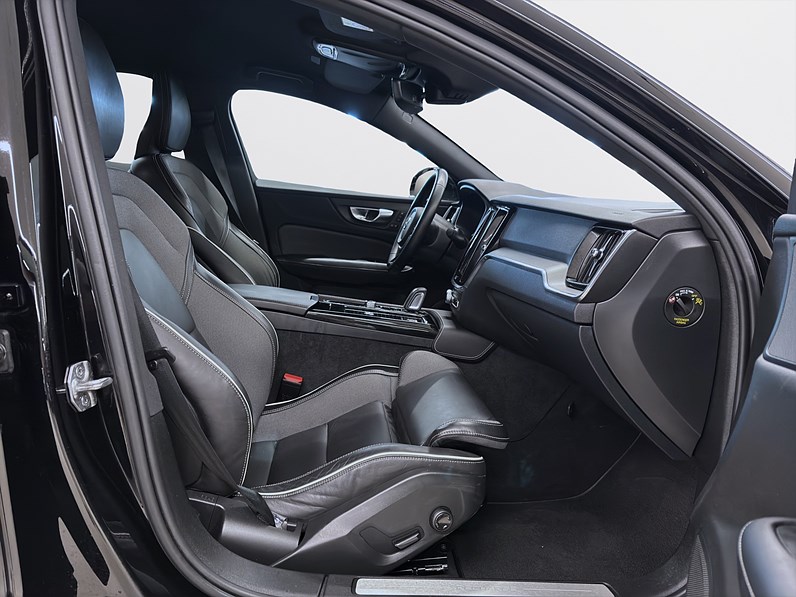 Volvo S60 Recharge T8 392hk R-Design Navi CarPlay B-Kamera